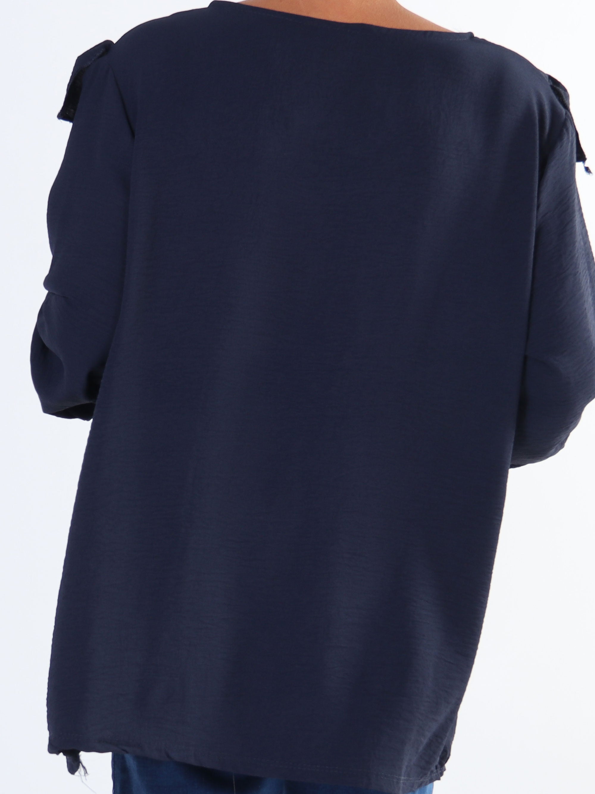 Nicola - Sød plus size bluse med flæser og knapper